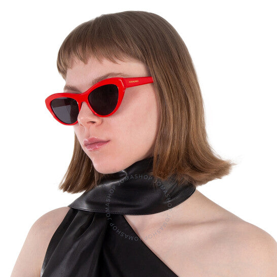 نظارات شمسية نسائية من فيراغامو، سلفاتوري، رمادية، بتصميم عين القطة