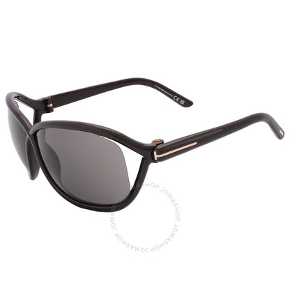 نظارات شمسية نسائية من توم فورد، بتصميم دخاني