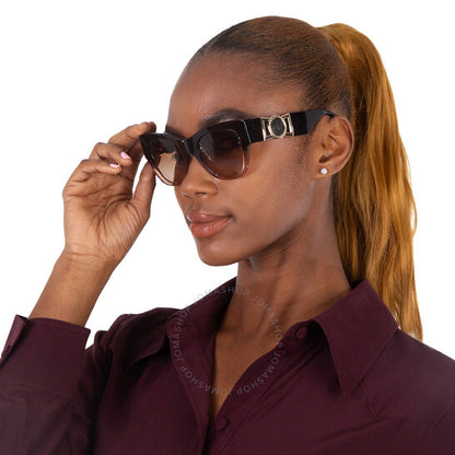 نظارة شمسية نسائية من فيرساتشي، بتصميم عين القطة، باللون البني المتدرج