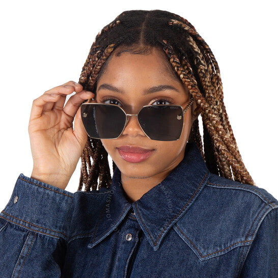 نظارة شمسية نسائية بتصميم فراشة باللون الرمادي الداكن من فيرساتشي