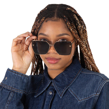 نظارة شمسية نسائية بتصميم فراشة باللون الرمادي الداكن من فيرساتشي