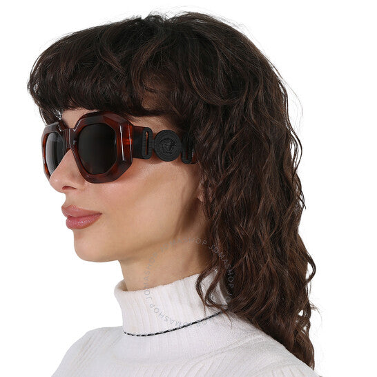 نظارة شمسية نسائية من فيرساتشي، رمادية داكنة غير منتظمة