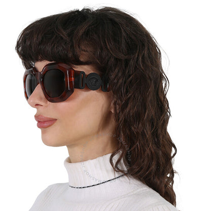 نظارة شمسية نسائية من فيرساتشي، رمادية داكنة غير منتظمة