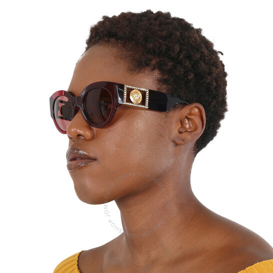 نظارة شمسية نسائية دائرية باللون البنفسجي الداكن من فيرساتشي