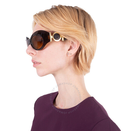 نظارة شمسية نسائية من فيرساتشي، لون أصفر متدرج بني، بتصميم غير منتظم