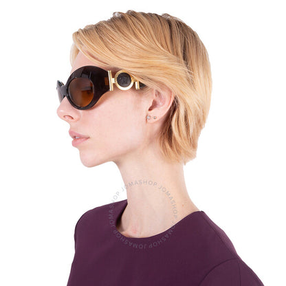 نظارة شمسية نسائية من فيرساتشي، لون أصفر متدرج بني، بتصميم غير منتظم